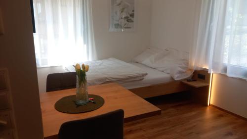 Postel nebo postele na pokoji v ubytování Bright & Modern Studios in Haselstauden