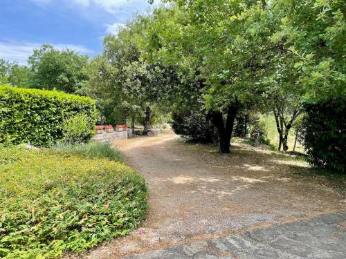 Κήπος έξω από το Estate with pool on 2 hectares in Balazuc