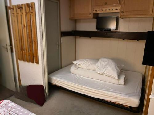 Cette chambre comprend un petit lit et un four micro-ondes. dans l'établissement Plagne village 100% SKI aux pieds, à La Plagne Tarentaise
