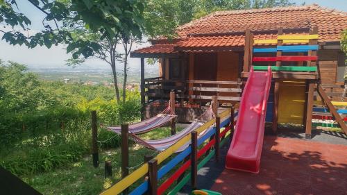 Kawasan permainan kanak-kanak di Къща за гости Вишнева градина