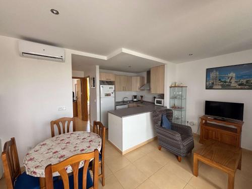 a kitchen and a dining room with a table and a dining room gmaxwell gmaxwell gmaxwell at Condado de Alhama Jardin 4 SV86 in Alhama de Murcia