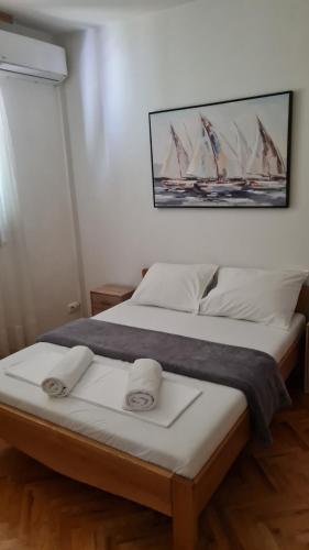a bedroom with a bed with two towels on it at Batea 2 in Seline