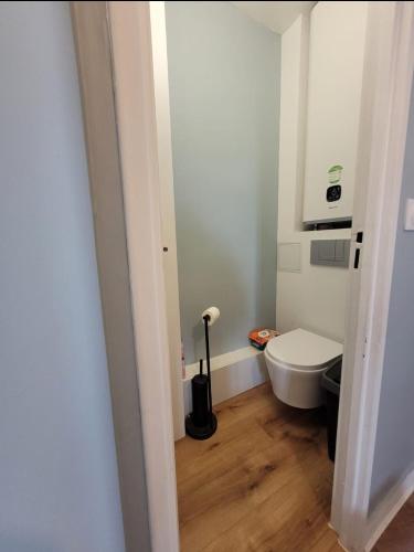 une salle de bain avec des toilettes blanches et un lavabo dans l'établissement Elegant appartement tout confort, à Saint-Germain-en-Laye