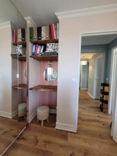 une pièce avec des étagères et un couloir dans l'établissement Elegant appartement tout confort, à Saint-Germain-en-Laye