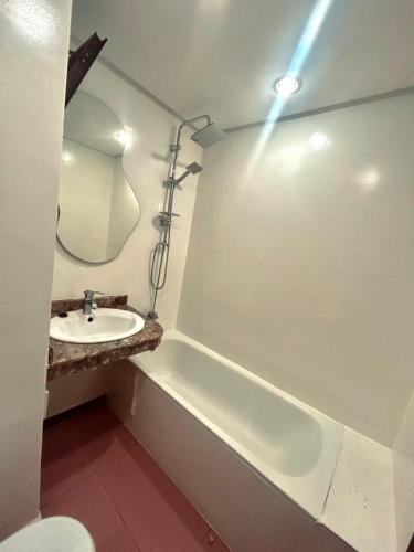 a bathroom with a sink and a bath tub and a mirror at appartement a hassan rabat in Rabat