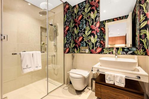 Koupelna v ubytování FIRST CLASS 1BR Classic Luxe Getaway