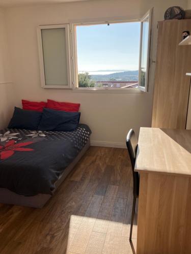 une petite pièce avec un lit et une fenêtre dans l'établissement villa à bormes les mimosas, à Bormes-les-Mimosas