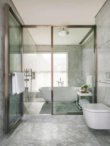 ein Badezimmer mit Badewanne und Waschbecken in der Unterkunft The Putman in Hongkong