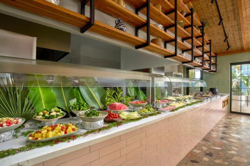un buffet avec des bols de fruits et légumes dans l'établissement La Boutique Maya, à Ölüdeniz