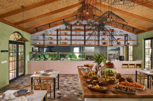 une cuisine avec une longue table avec de la nourriture dessus dans l'établissement La Boutique Maya, à Ölüdeniz