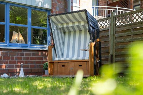 una sedia appoggiata sui gradini di una casa di Leuchtturm a Stakendorfer Strand