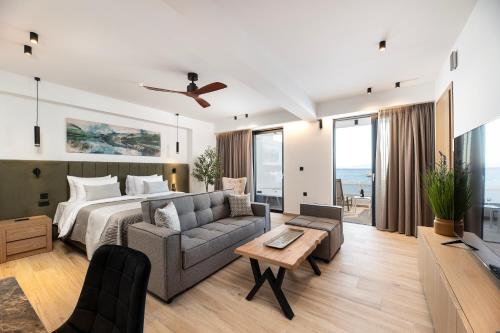 Katil atau katil-katil dalam bilik di SoleLuna 1-On the Beach-Hot Tub-Smart Home