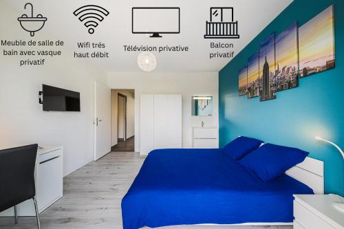 Una televisión o centro de entretenimiento en La coloc' Smart & Cosy - 4 chambres différentes et privatives sont disponible dans ce T4 de 80m2 en colocation - Jusqu'à 2 personnes par chambre - 1 lit double par chambre