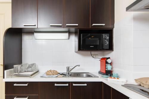 Kuchyň nebo kuchyňský kout v ubytování Verdant Vista King Suite near BTS with Modern Amenities