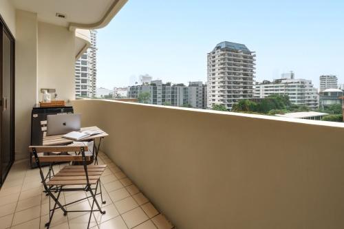 Balkón nebo terasa v ubytování Verdant Vista King Suite near BTS with Modern Amenities