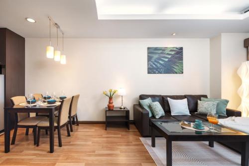 Χώρος καθιστικού στο Verdant Vista King Suite near BTS with Modern Amenities