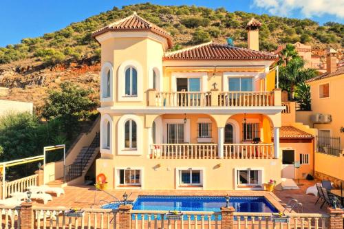 Bazén v ubytování Villa Bella Vista nebo v jeho okolí