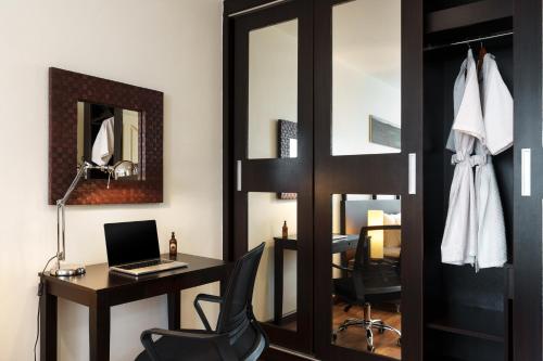 Fotografie z fotogalerie ubytování Verdant Vista King Suite near BTS with Modern Amenities v destinaci Klong Toi