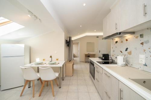 Dapur atau dapur kecil di Filalithis Studios & Apartments