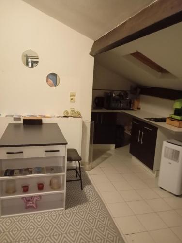 - une cuisine avec une table et un comptoir dans une pièce dans l'établissement Appartement meublé 265, à Nice