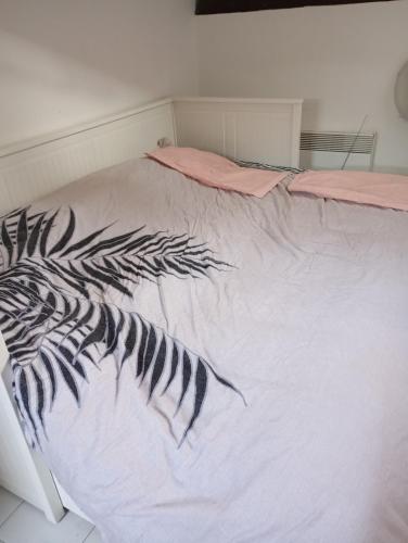 - un lit avec une couette en noir et blanc dans l'établissement Appartement meublé 265, à Nice