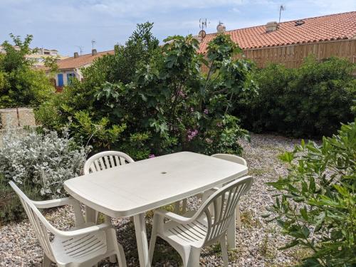 T2 Climatisé, 2 Cours, Proche Plage, Parking Privé, 5 Pers., Animaux Acceptés - FR-1-797-58