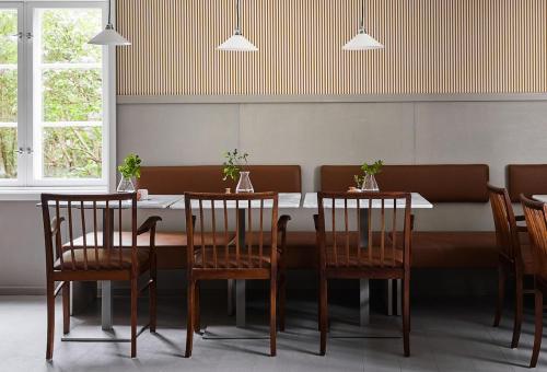 a dining room with a table and chairs at Stay North - Matri House in Mathildedal