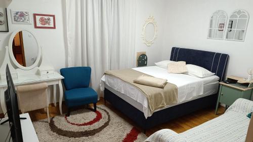 Un dormitorio con una cama, un espejo y una silla. en Apartment Split Stone House, en Split