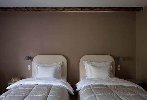 two beds sitting next to each other in a bedroom at Stay North - Matri House in Mathildedal