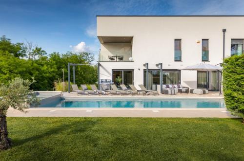 Villa Luce Verde by Villsy - with heated pool, sauna and jacuzzi