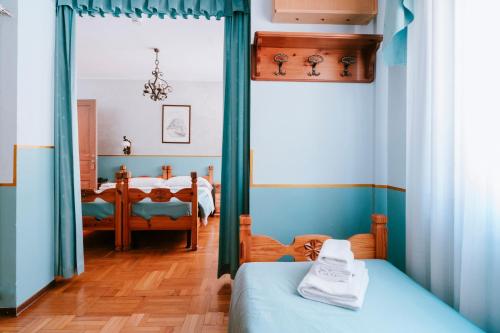 a room with a bed and a bedroom with a bed sqor at Hotel Napoleon in Montjovet