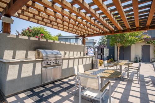 Φωτογραφία από το άλμπουμ του Mountain View 2BR w Pool Gym BBQ nr Target SFO-600 σε Mountain View
