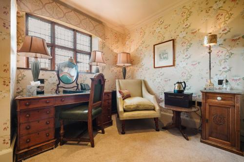 a home office with a desk and a chair at Hever Castle Luxury Bed and Breakfast in Edenbridge