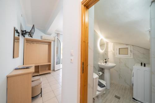 Bilik mandi di Filalithis Studios & Apartments