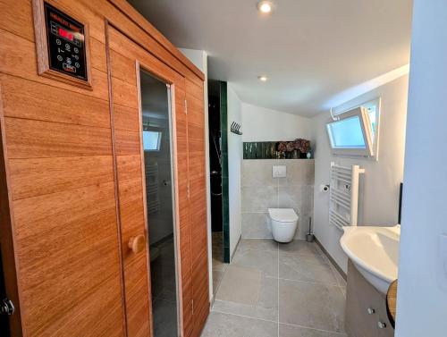 une salle de bain avec toilettes et lavabo dans l'établissement La Petite Roche, dépendance cosy avec sauna, à Indret