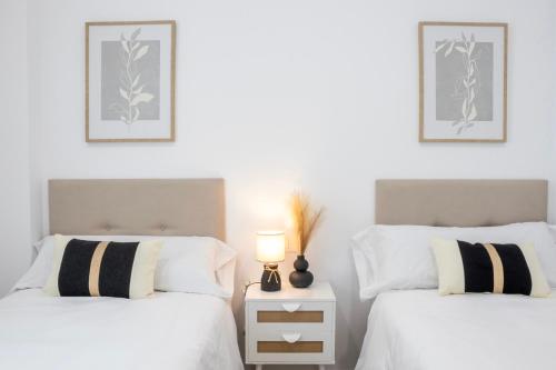 Ένα ή περισσότερα κρεβάτια σε δωμάτιο στο NEW! Luxury 3BR apartment with POOL & FREE parking