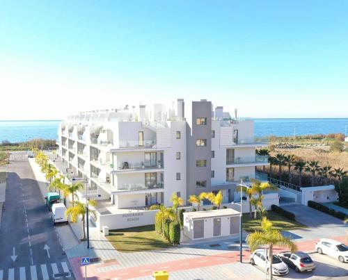 Apartamento en primera línea de playa, con piscina y garaje en Torrox Costa