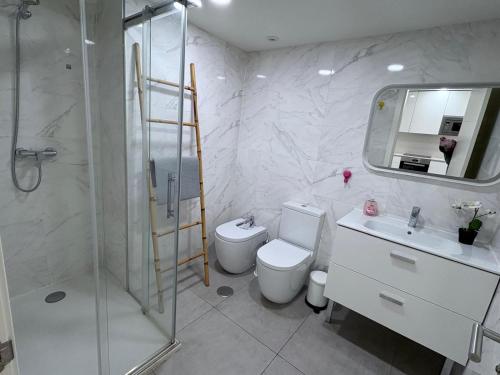 Koupelna v ubytování Apartamento en primera línea de playa, con piscina y garaje en Torrox Costa