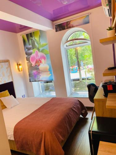 a bedroom with a bed and a window at HOTEL MAREA NEAGRA Mamaia in Mamaia