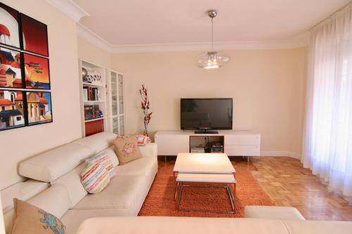 Cómodo y amplio apto en Camelias para cuatro