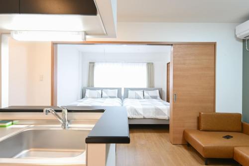 Postel nebo postele na pokoji v ubytování Evergreen hotel ichigaya