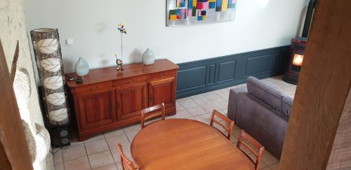 un salon avec une table et un canapé dans l'établissement ancienne grange, à Arçonnay
