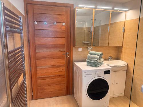 Elle comprend une petite salle de bains pourvue d'un lave-linge et d'un sèche-linge. dans l'établissement appartement Calvi, à Calvi
