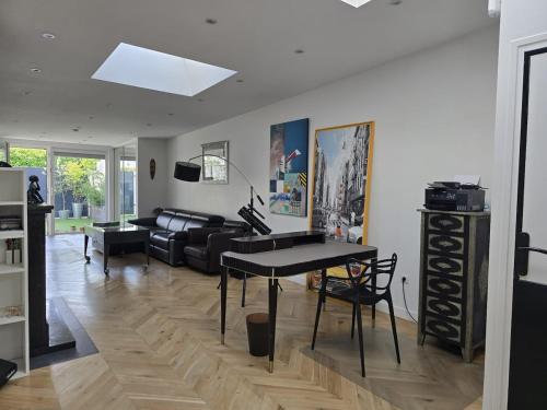 un salon avec une table et un canapé dans l'établissement Maison design aux portes de Paris, à Puteaux