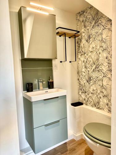 une salle de bain avec un lavabo et des toilettes dans l'établissement Confort Duplex à la mer 2 min des plages, à Toulon