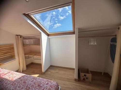 une chambre avec une grande fenêtre au plafond dans l'établissement Confort Duplex à la mer 2 min des plages, à Toulon