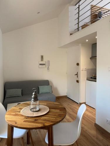 un salon avec une table et des chaises blanches dans l'établissement Confort Duplex à la mer 2 min des plages, à Toulon