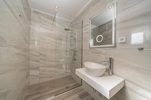 Bilik mandi di Filalithis Studios & Apartments