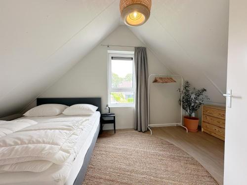 En eller flere senge i et værelse på Vakantiehuis voor mindervaliden op Recreatiepark De Wielen - 61