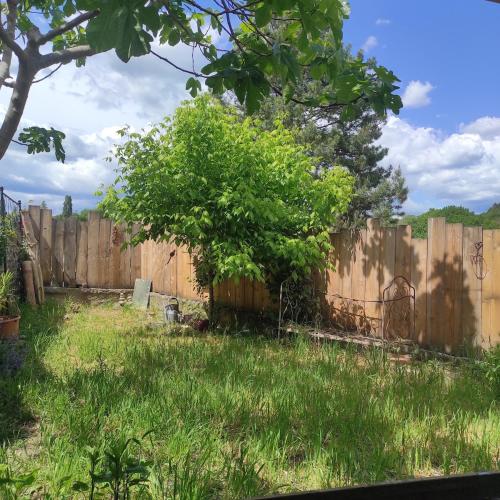 Photo de la galerie de l'établissement Studio tout équipé avec jardin, à Mane
